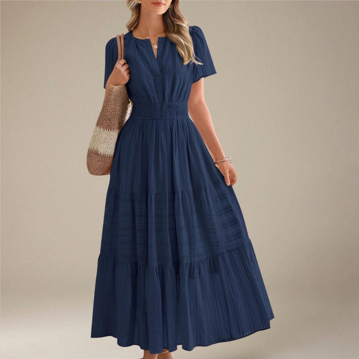 Elegant damekjole i midi længde, sommerkjole med cache-coeur V-hals, flatterende design og korte ærmer.