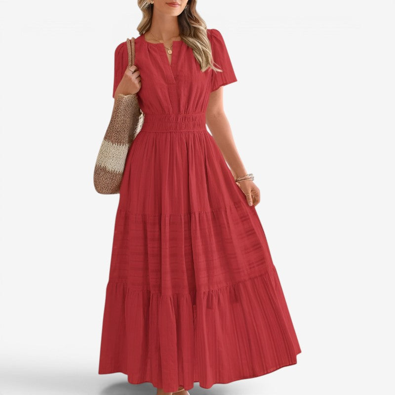 Elegant damekjole med korte ærmer og cache-coeur V-hals, midi længde. Ideel til sommer og ferie.