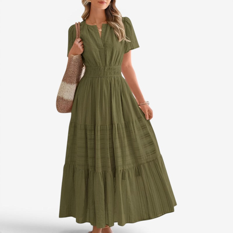 Flatterende midikjole til sommer, cache-coeur detalje, korte ærmer. Perfekt til ferie & chic sommerstil.