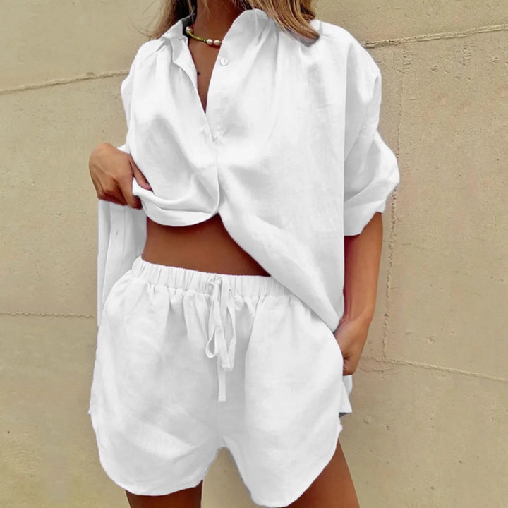 Dame sommer sæt med bluse og shorts; elegant stil, korte ærmer, moderne design; fås i flere farver.