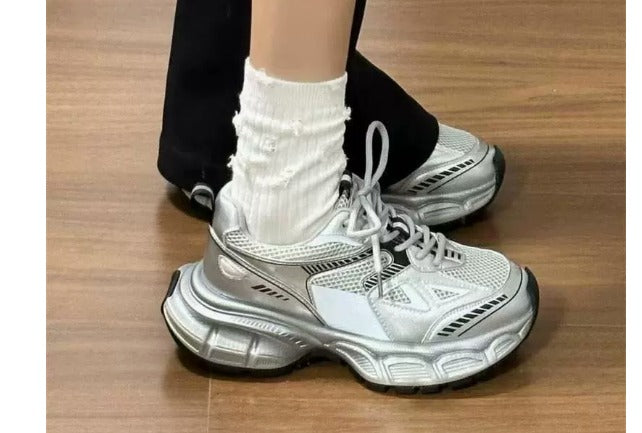 Sølv athleisure damesko med stødabsorberende sål, perfekt som komfortabel hverdagssko med sporty look.