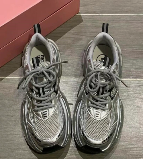 Letvægts sølv dame sneakers, løbeinspireret design med stødabsorbering for maksimal komfort og støtte.