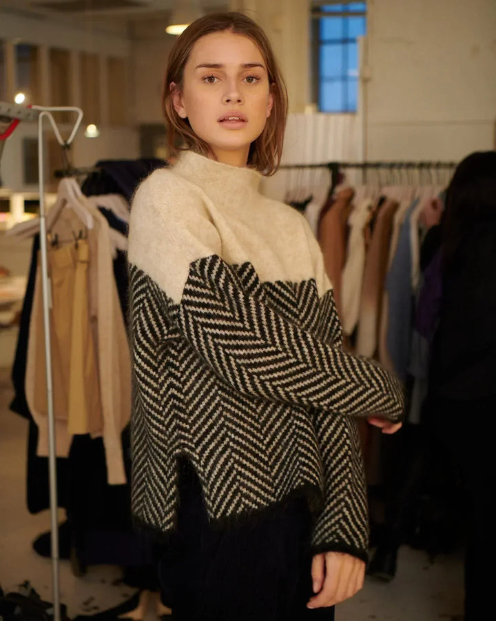 Moderne oversized striktrøje til damer med farveblok og varm rullekrave. Perfekt til casual look.