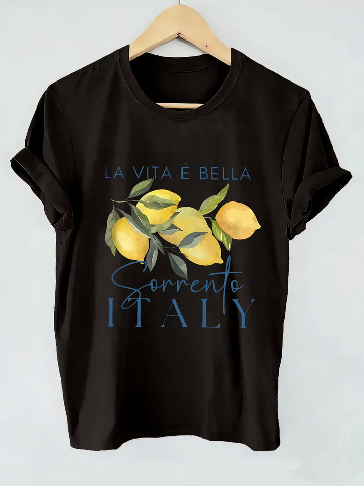 Unik kortærmet dame t-shirt med farverigt frugtprint. Ideel til sommertøj, afslappet mode og streetwear.