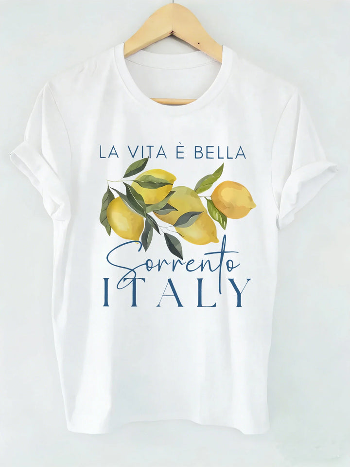 Stilfuld dame t-shirt med livligt frugtprint. En behagelig mode t-shirt, perfekt til sommer og en frisk hverdagsstil.