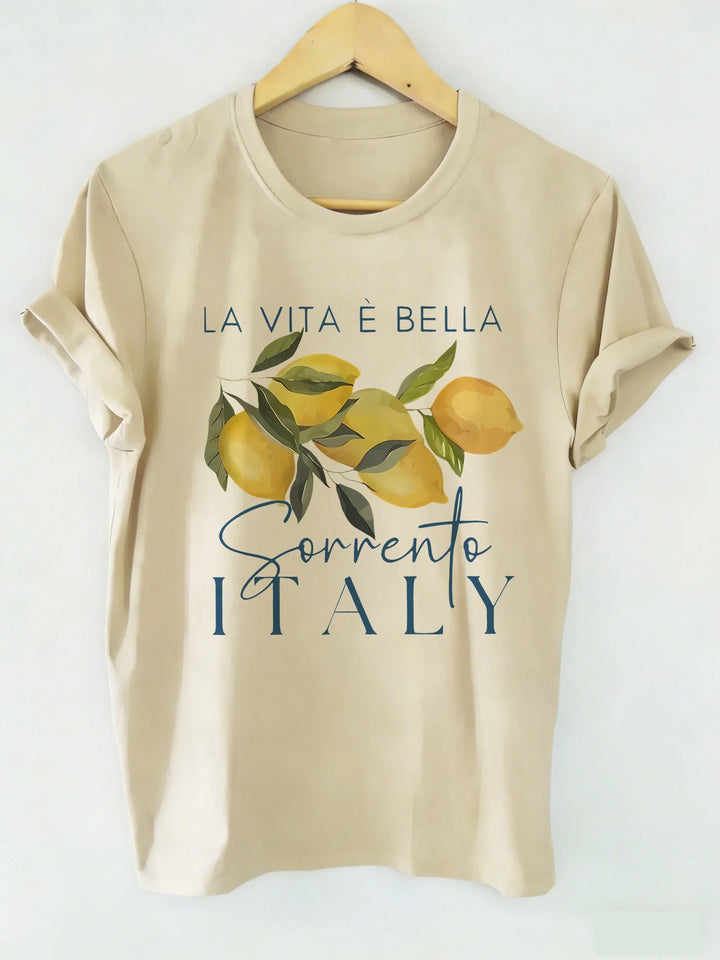 Afslappet dame t-shirt med frisk frugtprint. Trendy print t-shirt til sommertøj, streetwear og unik casual mode.