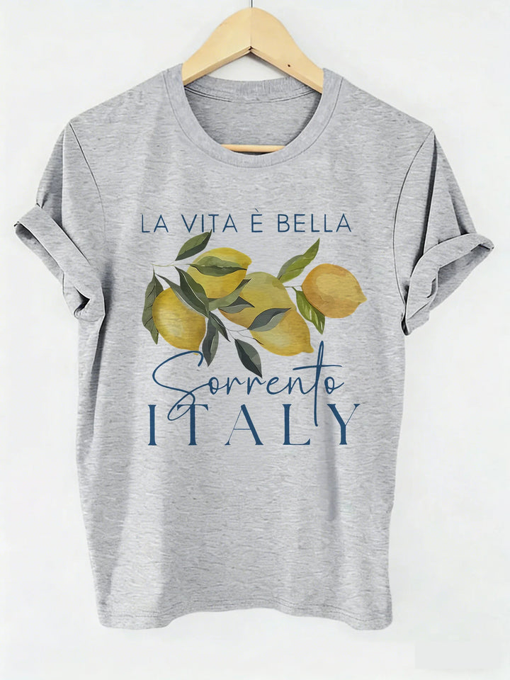 Moderne dame t-shirt med farverigt frugtprint. Perfekt til sommermode, hverdagstøj og en behagelig, afslappet stil.