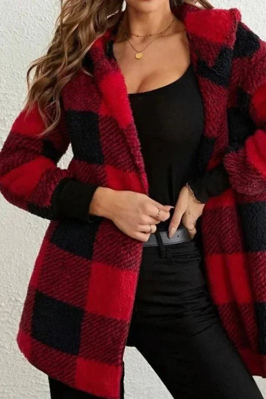 Kvinde bærer farverig ternet cardigan jakke i afslappet hverdagslook. Blød komfort og hygge.