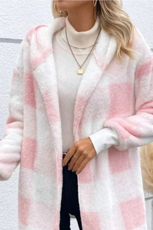 Blød og behagelig ternet damecardigan jakke. Ideel til hygge og et stilfuldt afslappet look.