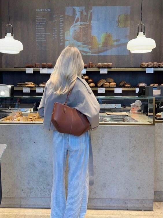 "Dame tote taske i ægte læder, stor størrelse, minimalistisk design, med robuste håndtag og aftagelig skulderrem."