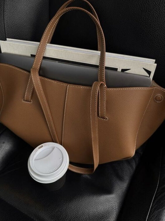 "Dame tote taske i ægte læder, stor størrelse, minimalistisk design, med robuste håndtag og aftagelig skulderrem."