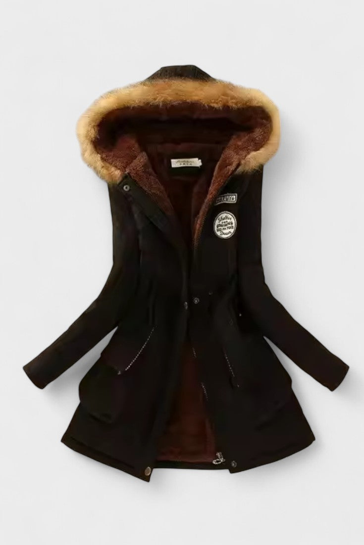 Figursyet dame vinterjakke set bagfra, med fokus på den elegante pasform og pels.