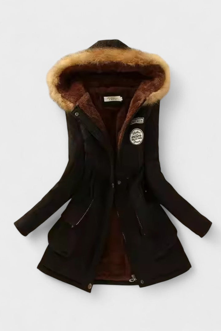Figursyet dame vinterjakke set bagfra, med fokus på den elegante pasform og pels.