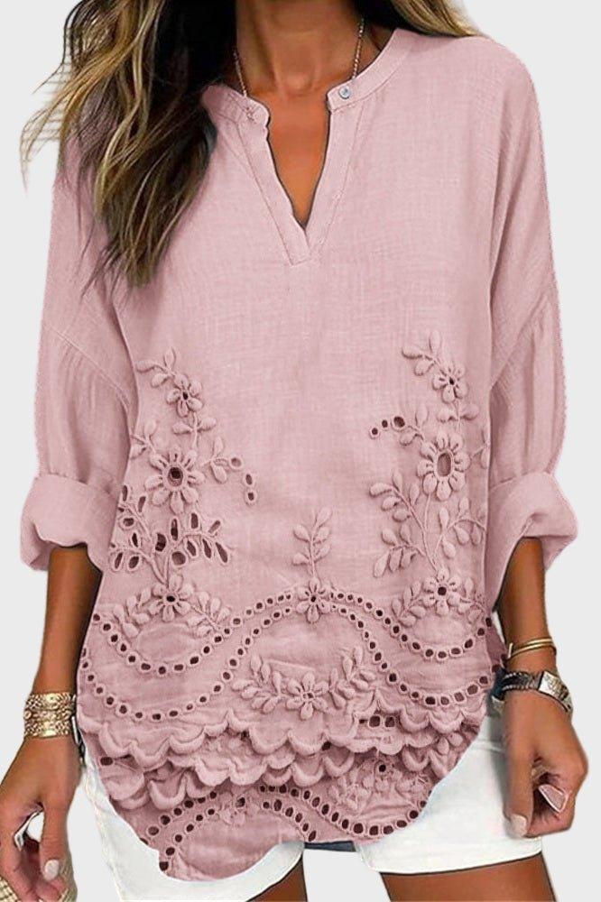 Stilfuld damebluse med broderi og feminin, løs pasform. Perfekt som hverdags- eller sommerbluse til kvinder.