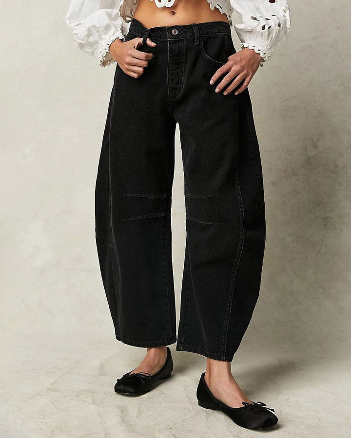 "Damejeans med mellem høj talje og lige snit. Blå nuance, brede ben for moderne stil og komfort."
