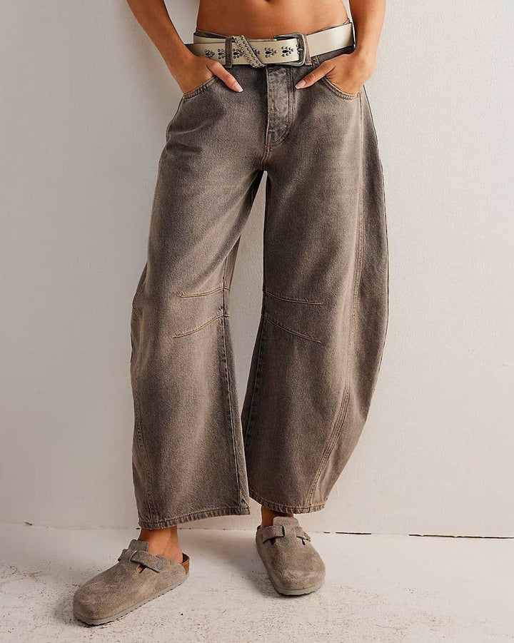 "Damejeans med mellem høj talje og lige snit. Blå nuance, brede ben for moderne stil og komfort."