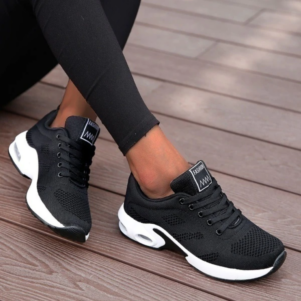 "Dameløbesko letvægts sneakers i hvid, lilla og pink med åndbart mesh og stødabsorbering, ideel til løb og gåture."
