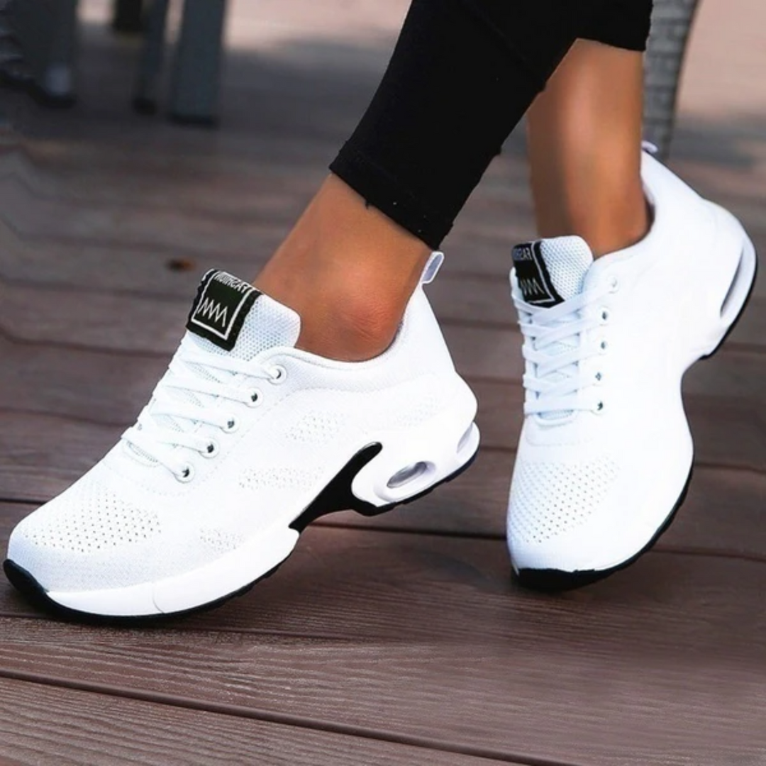 "Dameløbesko letvægts sneakers i hvid, lilla og pink med åndbart mesh og stødabsorbering, ideel til løb og gåture."