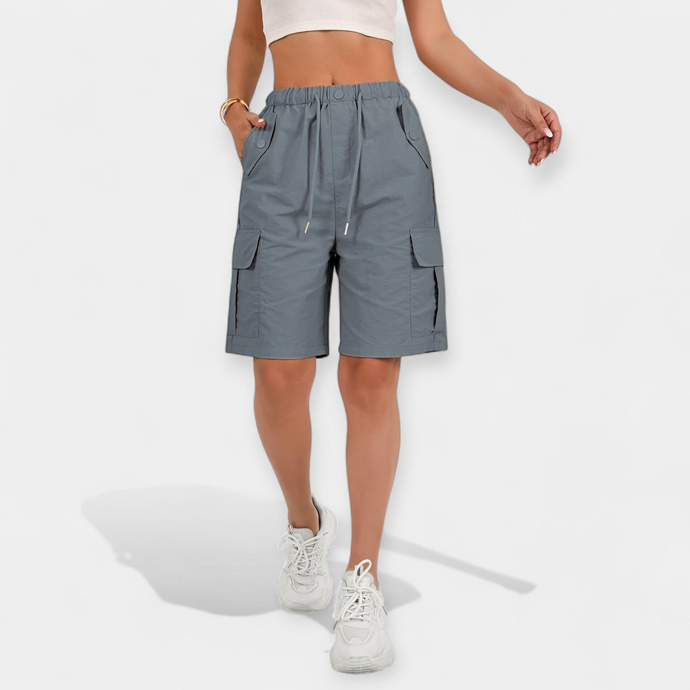 Stilfulde dames cargo shorts med rummelige lommer; perfekte til fritid og afslappet mode.