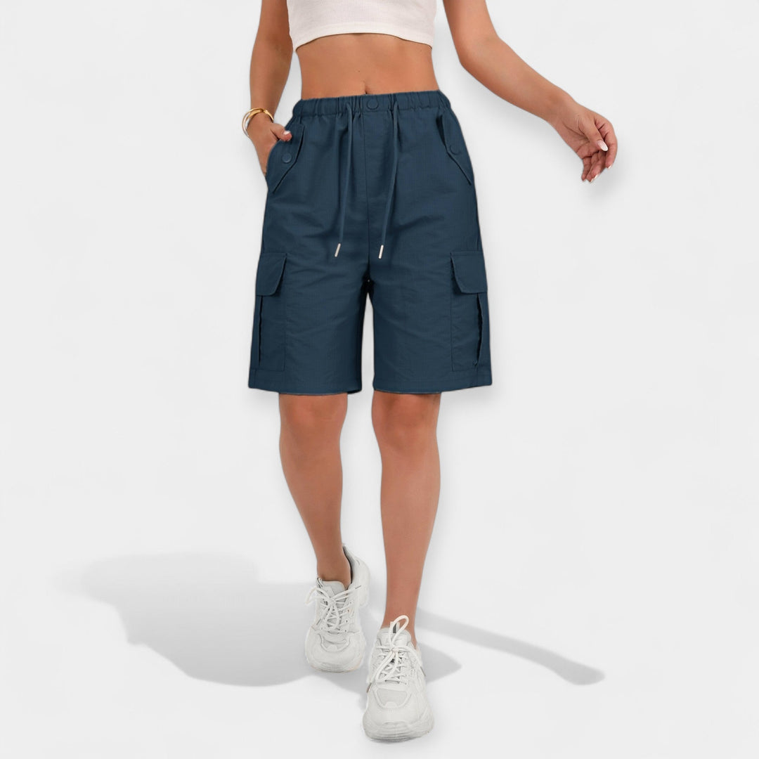 Nærbillede af de praktiske lommer på stilfulde dames cargo shorts til hverdag & sommer.