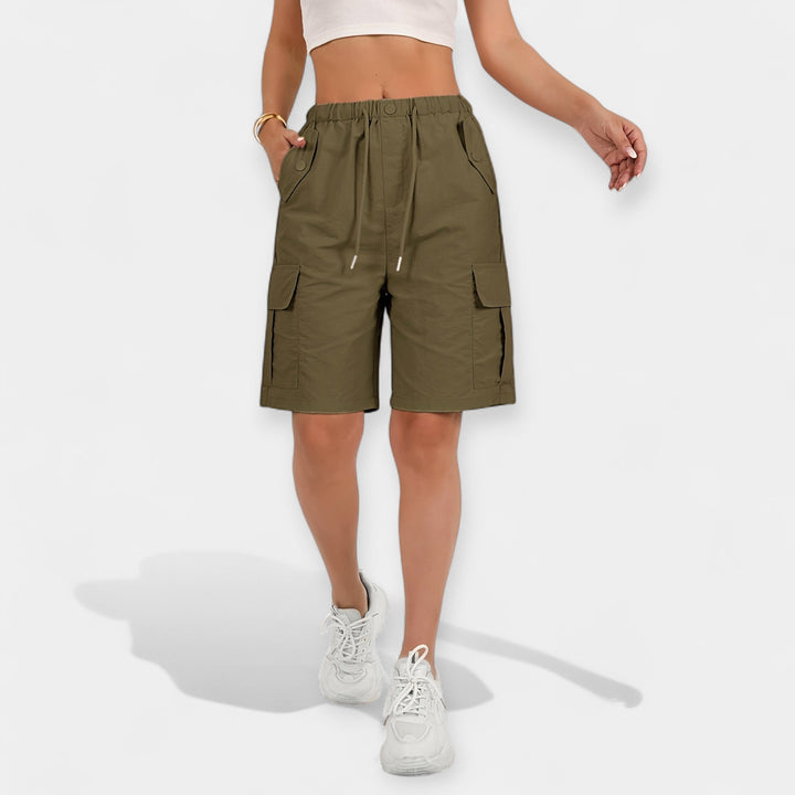 Bagside af komfortable cargo shorts til damer, fremhæver pasform & alsidig stil til sommeren.