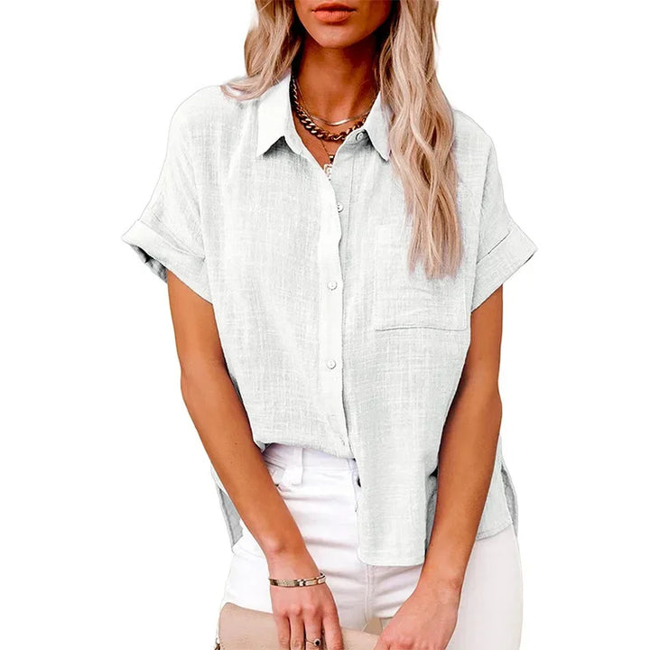 Behagelig kortærmet dames bluse til sommer, med løs pasform og afslappet stil.