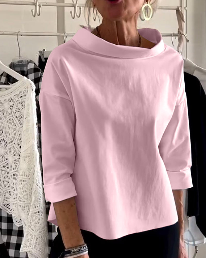 "Dameskjorte med elegant bådudskæring, 3/4-ærmer, ideel til modebevidste kvinder, til både arbejde og fritid."