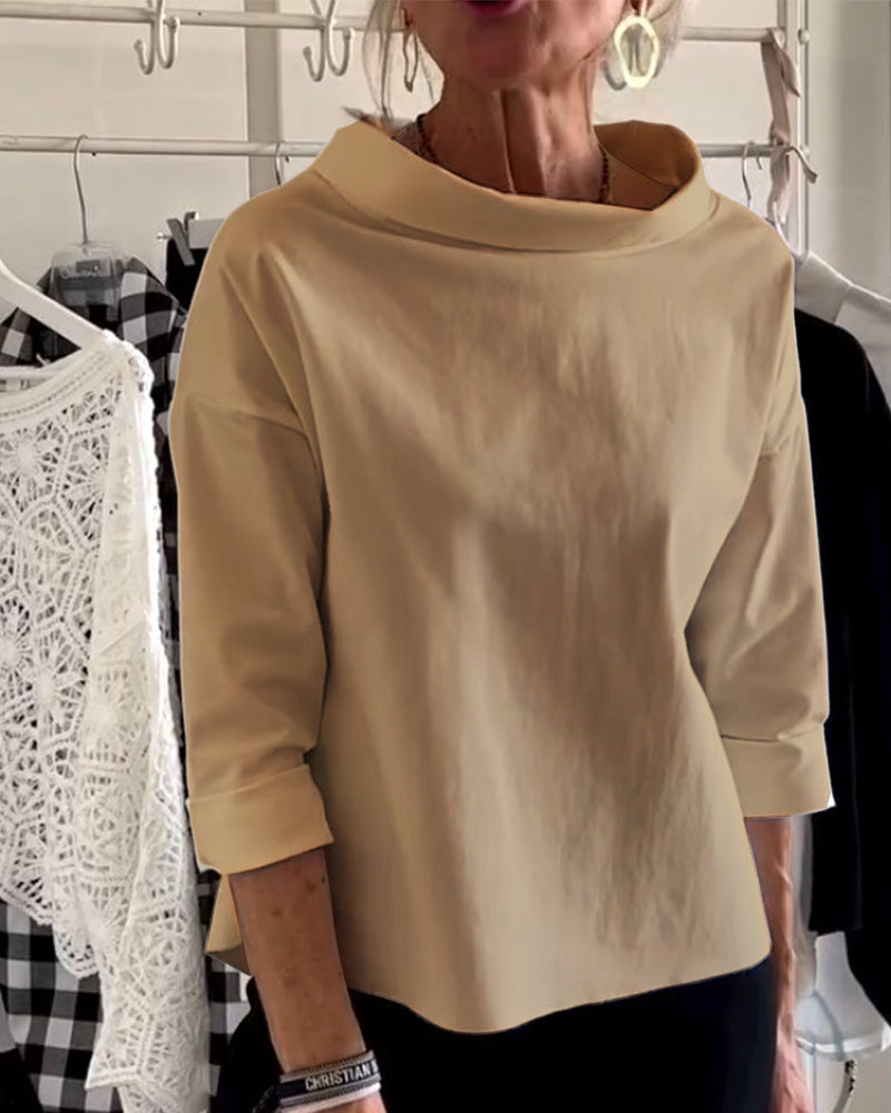 "Dameskjorte med elegant bådudskæring, 3/4-ærmer, ideel til modebevidste kvinder, til både arbejde og fritid."