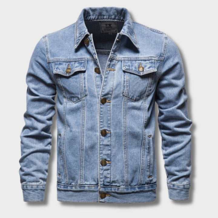Denimjakke til mænd, set forfra, med rene linjer og moderne snit, tilgængelig i sort, blå og mørkeblå.