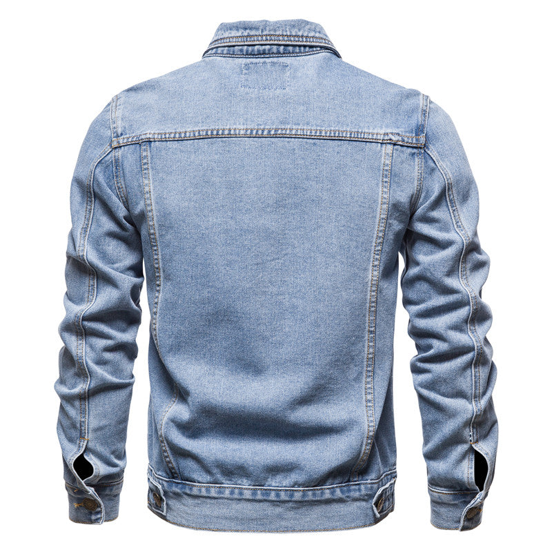 Denimjakke til mænd, set forfra, med rene linjer og moderne snit, tilgængelig i sort, blå og mørkeblå.