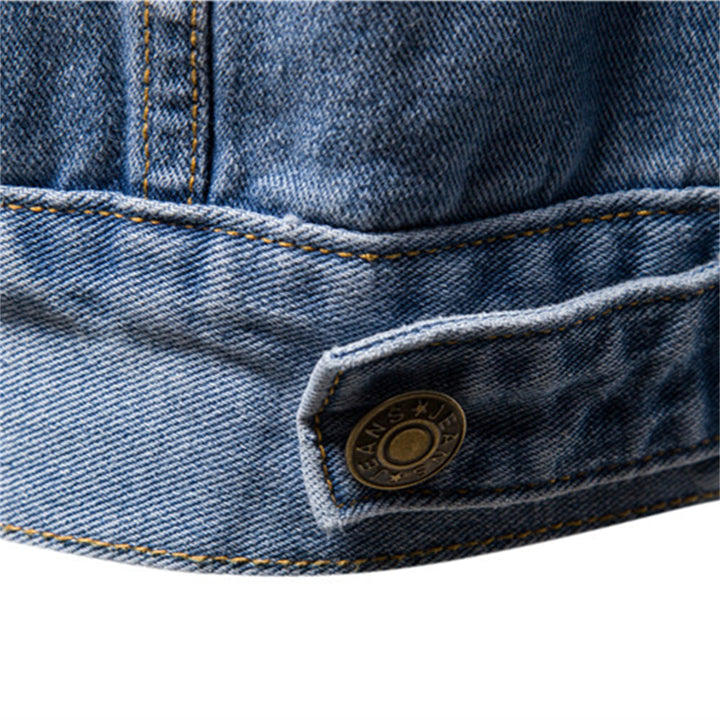 Denimjakke til mænd, set forfra, med rene linjer og moderne snit, tilgængelig i sort, blå og mørkeblå.