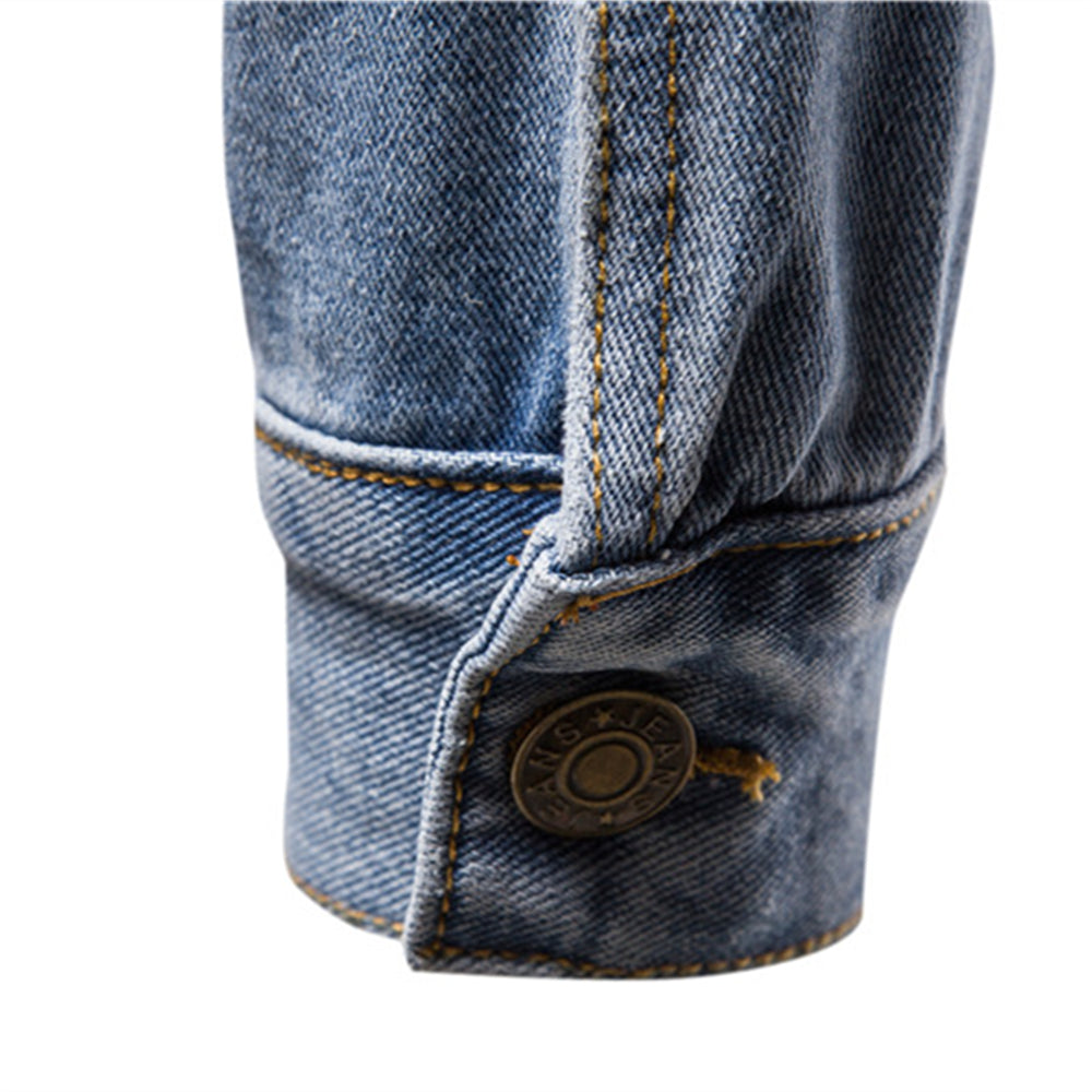 Denimjakke til mænd, set forfra, med rene linjer og moderne snit, tilgængelig i sort, blå og mørkeblå.