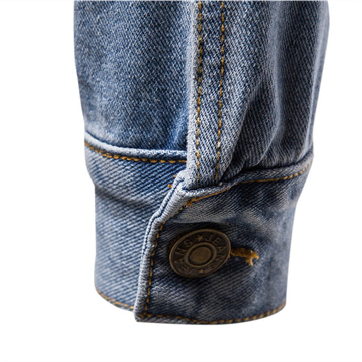 Denimjakke til mænd, set forfra, med rene linjer og moderne snit, tilgængelig i sort, blå og mørkeblå.