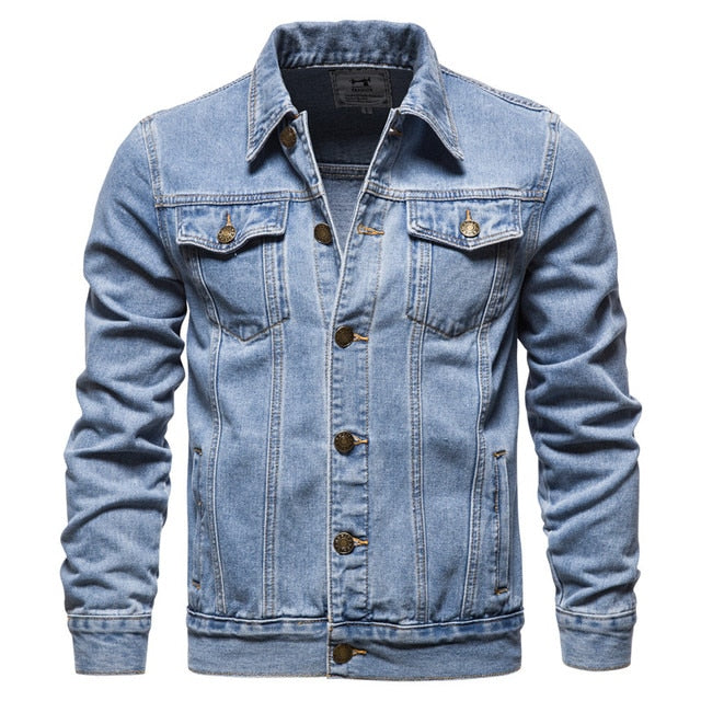 Denimjakke til mænd, set forfra, med rene linjer og moderne snit, tilgængelig i sort, blå og mørkeblå.