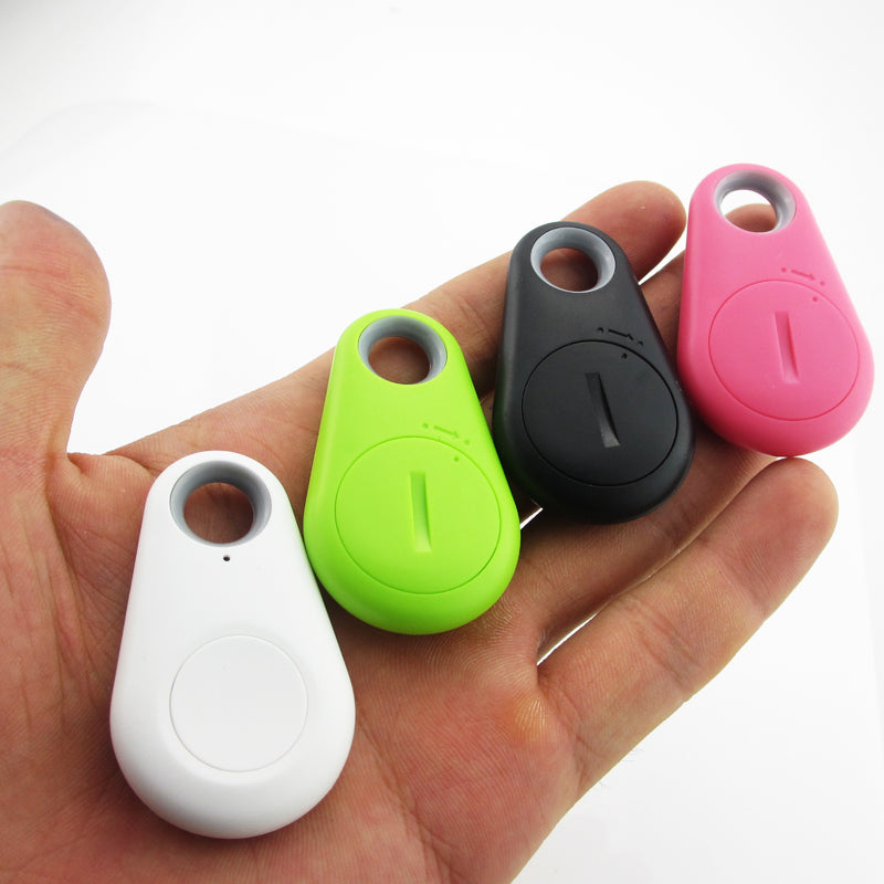 "Diskret GPS-tracker for kæledyr, kompakt design, fås i sort, blå, grøn, rosa, hvid. Ideel til realtidssporing."