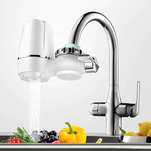 "Dobbelt flow vandfilter med ni-lags filtrering, kompakt design, sikrer rent køkkenvand. Ideelt til drikke og madlavning."