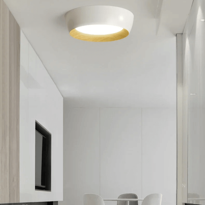 Minimalistisk LED loftslampe med trædetaljer