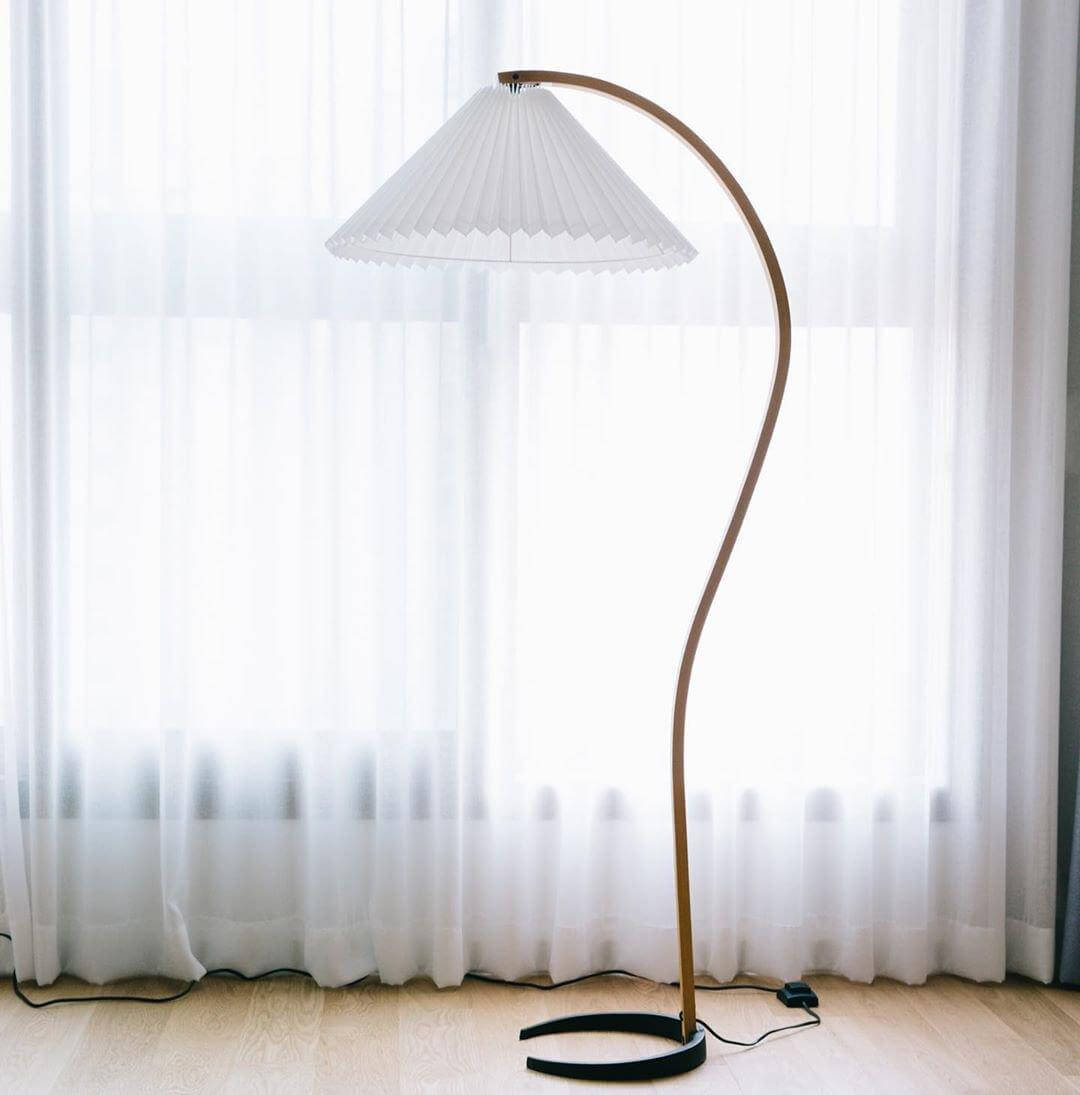 Designer Gulvlampe i Træ & Metal