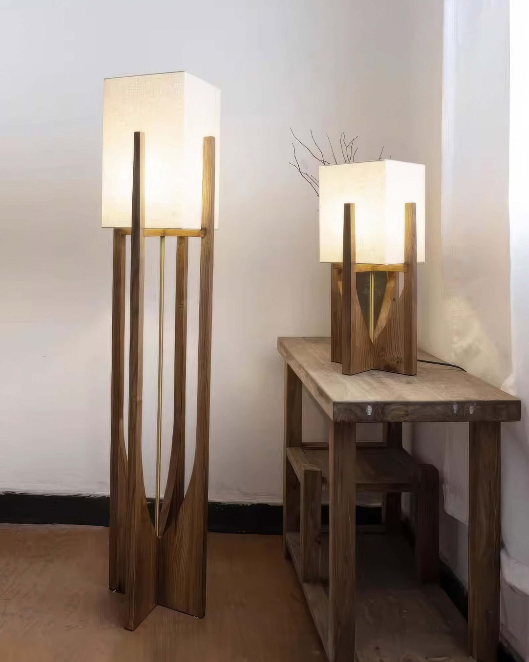 Elegant Gulvlampe i Valnøddetræ med Justerbar Belysning