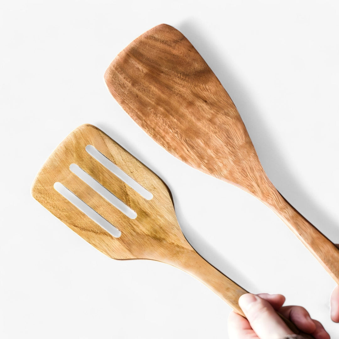 "EcoChef køkkensæt i skandinavisk design med fem træredskaber i naturligt træ, elegant og bæredygtigt til moderne køkken."