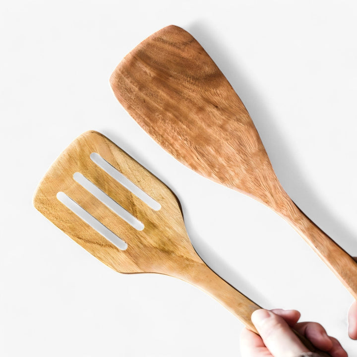 "EcoChef køkkensæt i skandinavisk design med fem træredskaber i naturligt træ, elegant og bæredygtigt til moderne køkken."