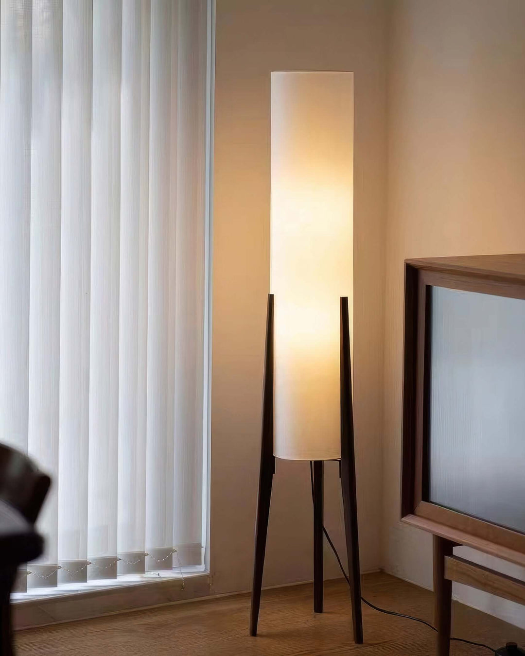 Elegant Gulvlampe i Valnøddetræ | Skaber Hygge