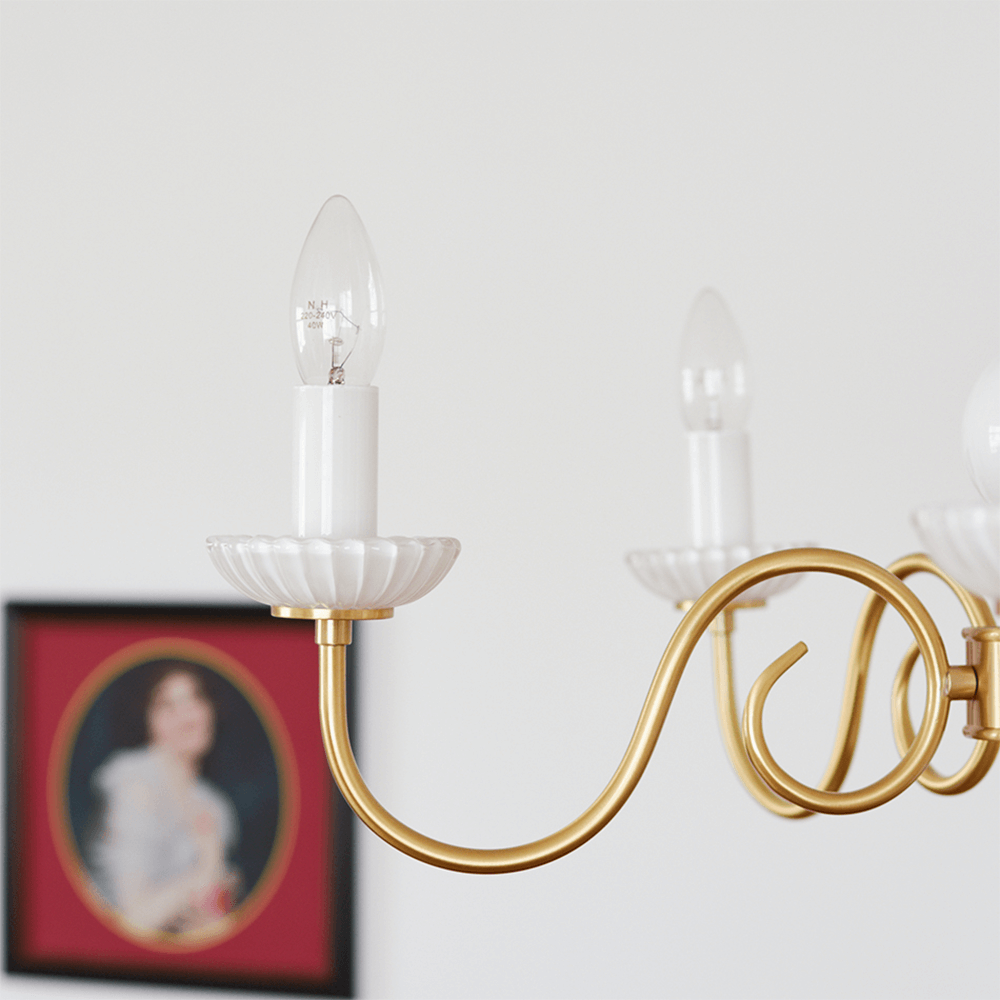Elegant Lysekrone i Cremefarvet Glas