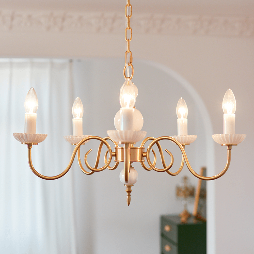 Elegant Lysekrone i Cremefarvet Glas