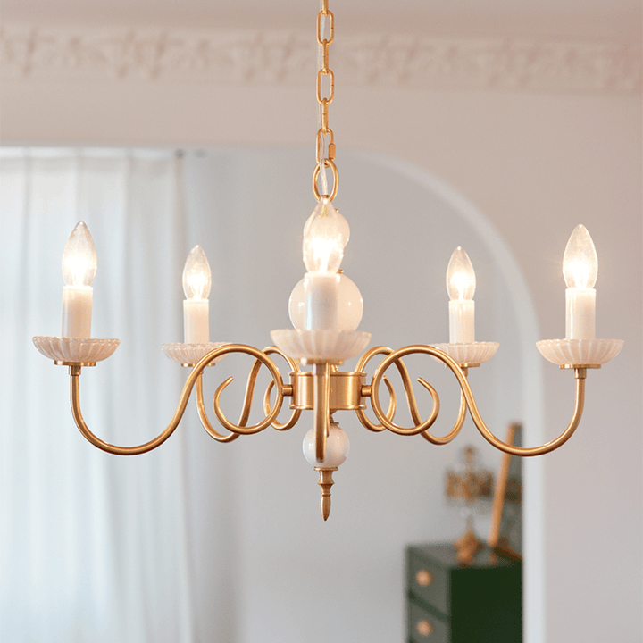 Elegant Lysekrone i Cremefarvet Glas