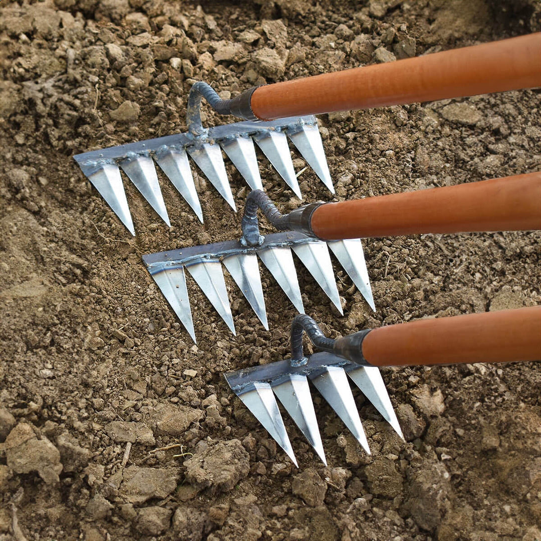"Effektiv ukrudtsrive med skarpe ståltænder til præcis lugning og ukrudtsfjernelse i haven, designet til holdbarhed."