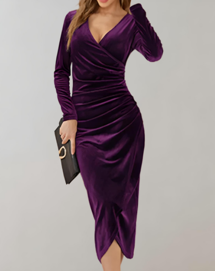 Elegance velour kjole med V-hals, figursyet design og draperede detaljer, perfekt til formelle begivenheder.