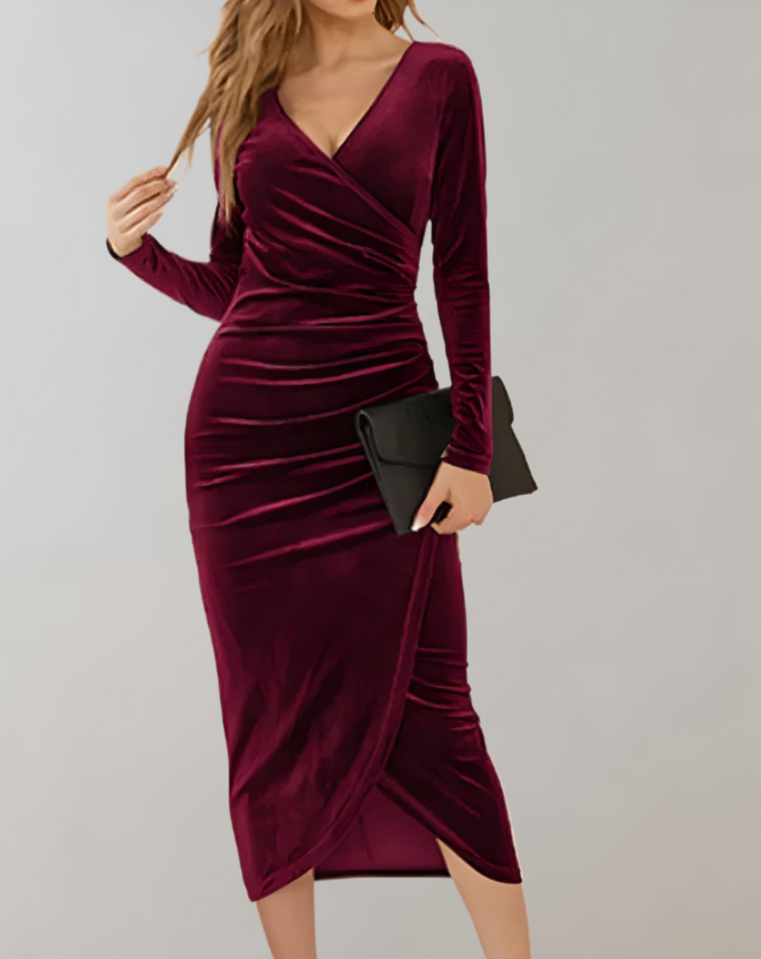 Elegance velour kjole med V-hals, figursyet design og draperede detaljer, perfekt til formelle begivenheder.
