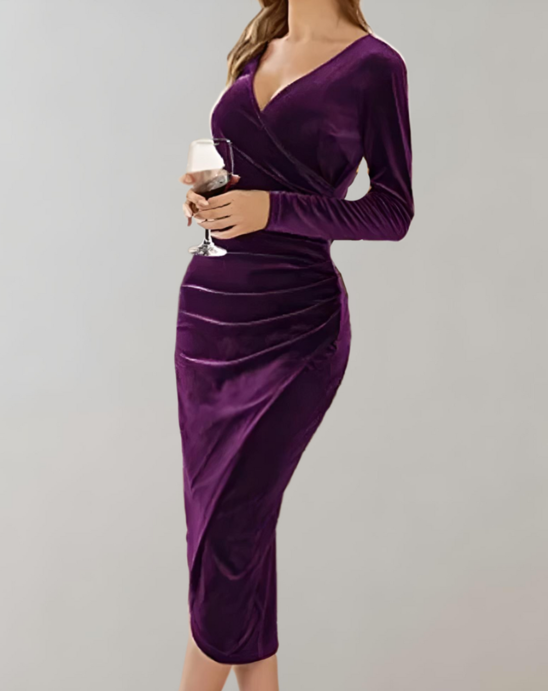 Elegance velour kjole med V-hals, figursyet design og draperede detaljer, perfekt til formelle begivenheder.