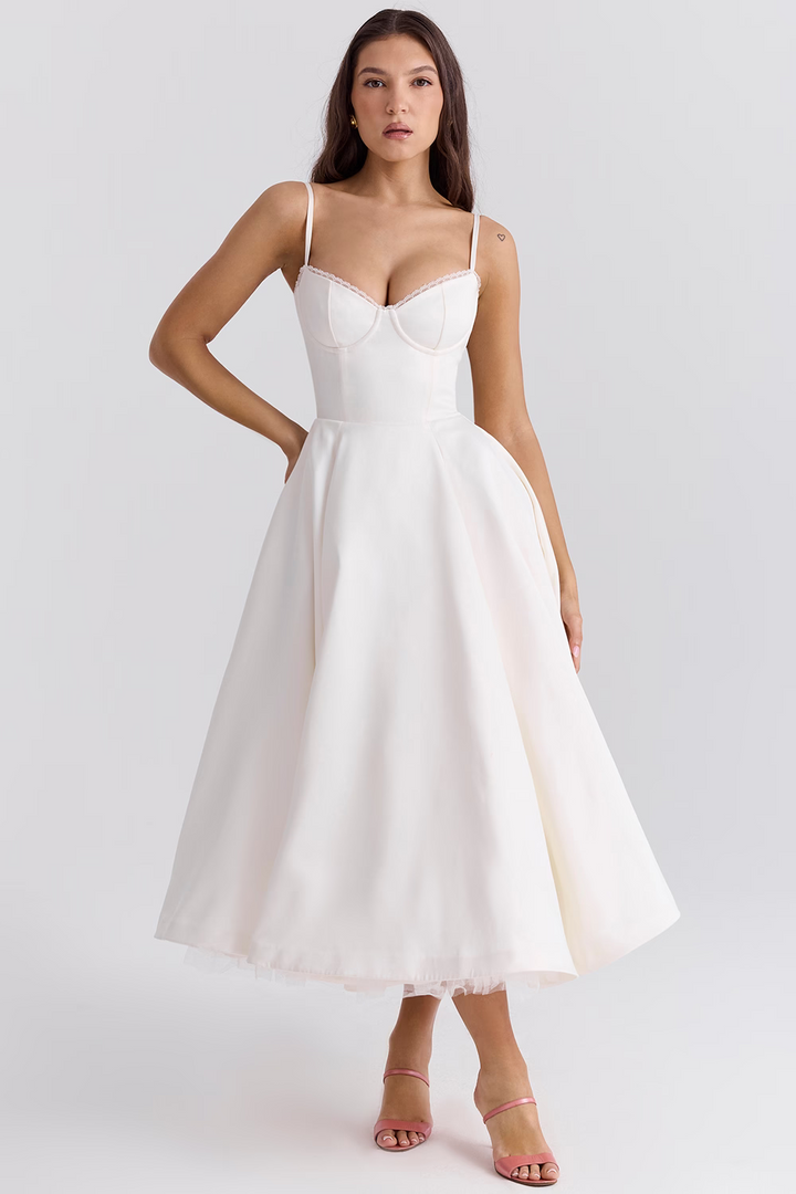 Elegant damekjole i A-linje med smalle stropper og smukke blonder, ideel til fest.
